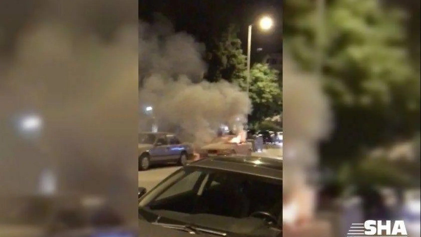 (Özel) Kadıköy'de park halindeki spor otomobil alev alev yandı
