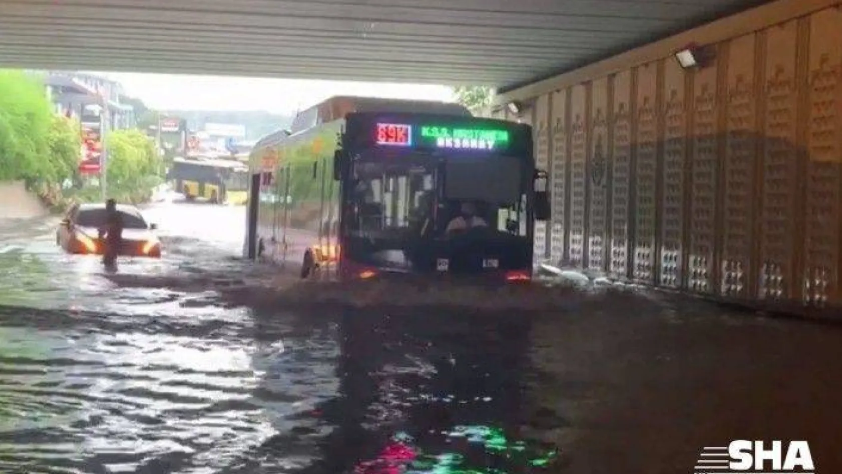 Sağanak yağış İstanbul'u felç etti