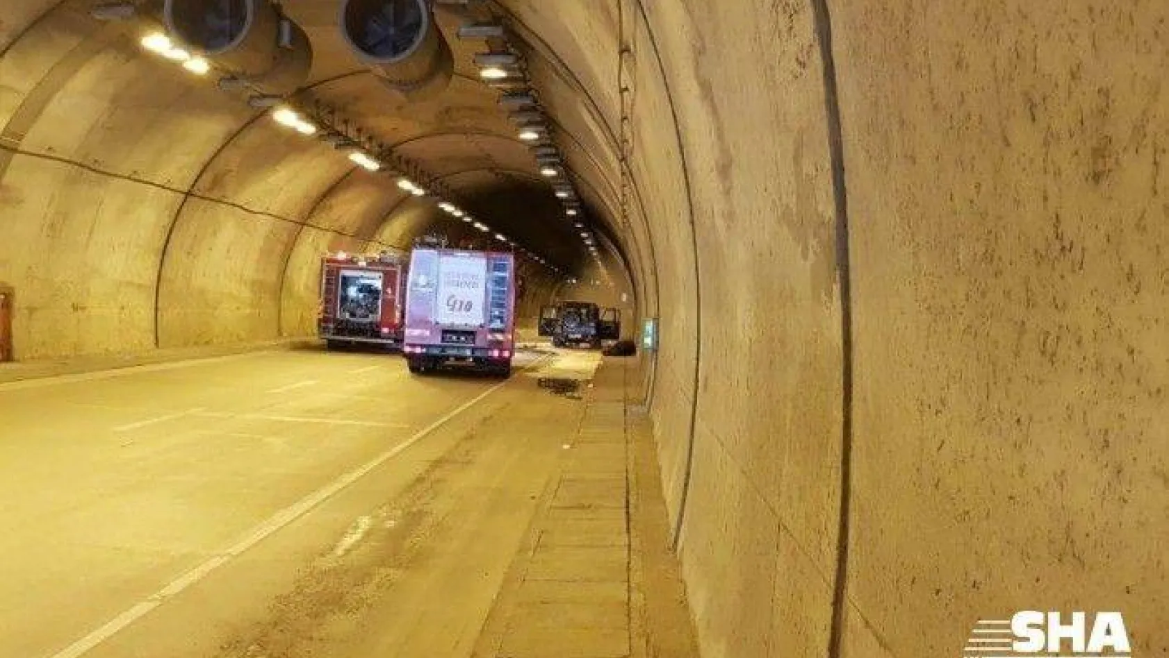 Sarıyer Tüneli'nde bir araç henüz bilinmeyen nedenle alev aldı. Tünel girişi trafiğe kapatılırken itfaiye ekipleri araca müdahale ediyor.