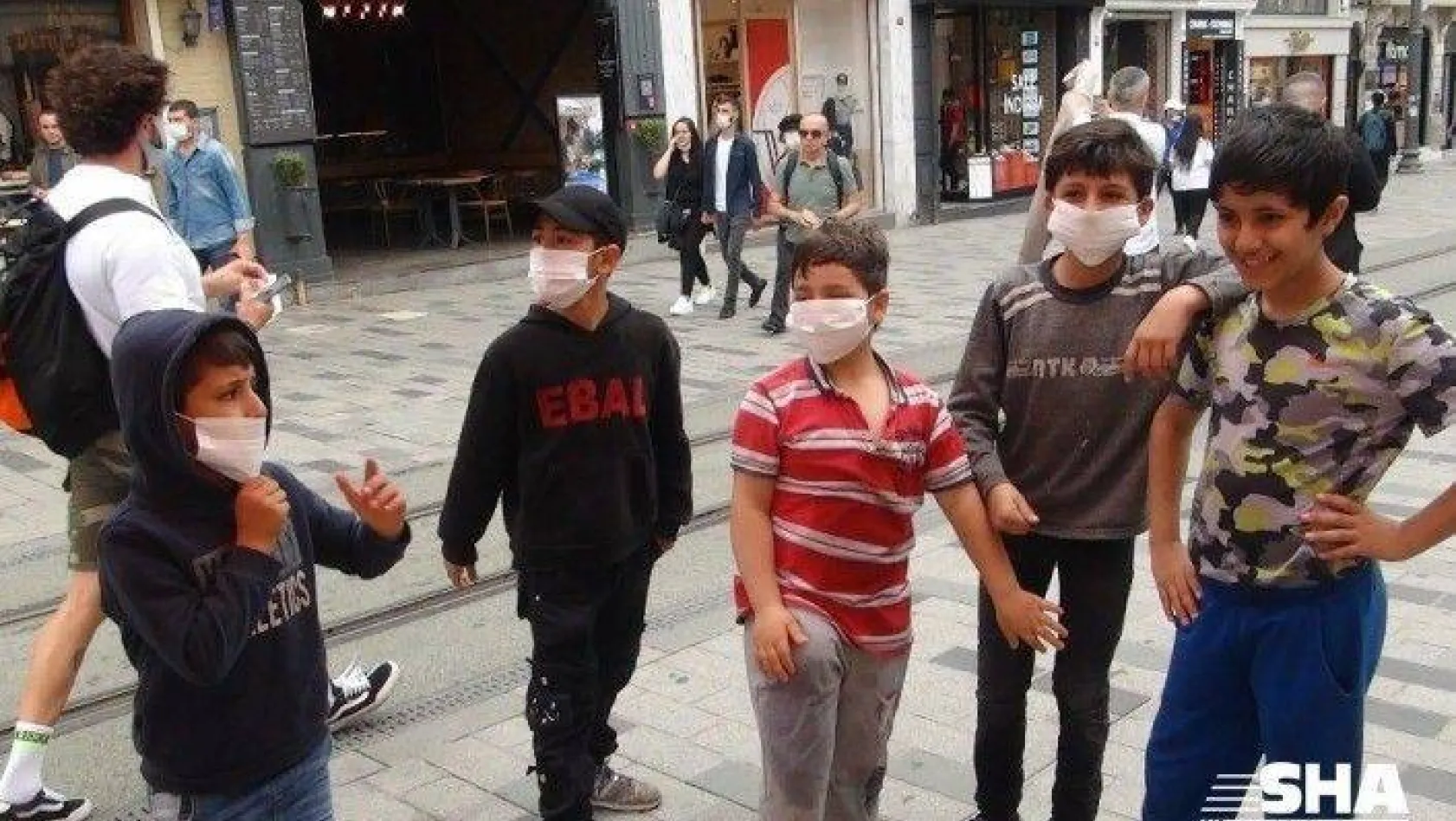 Sokağa çıkan çocuklar aileleriyle Taksim'e koştu