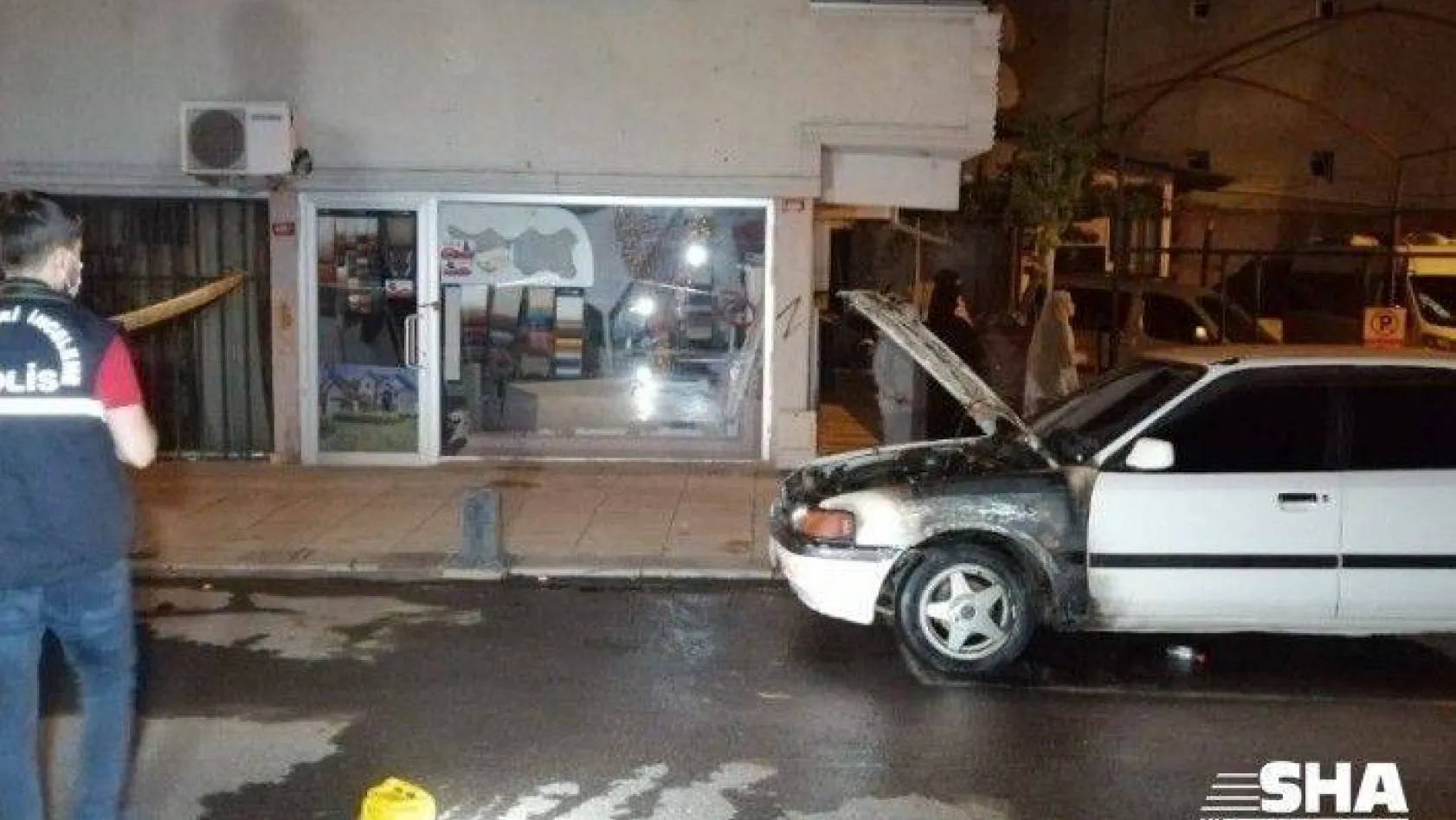 Sultanbeyli'de gece yarısı otomobil kundaklandı