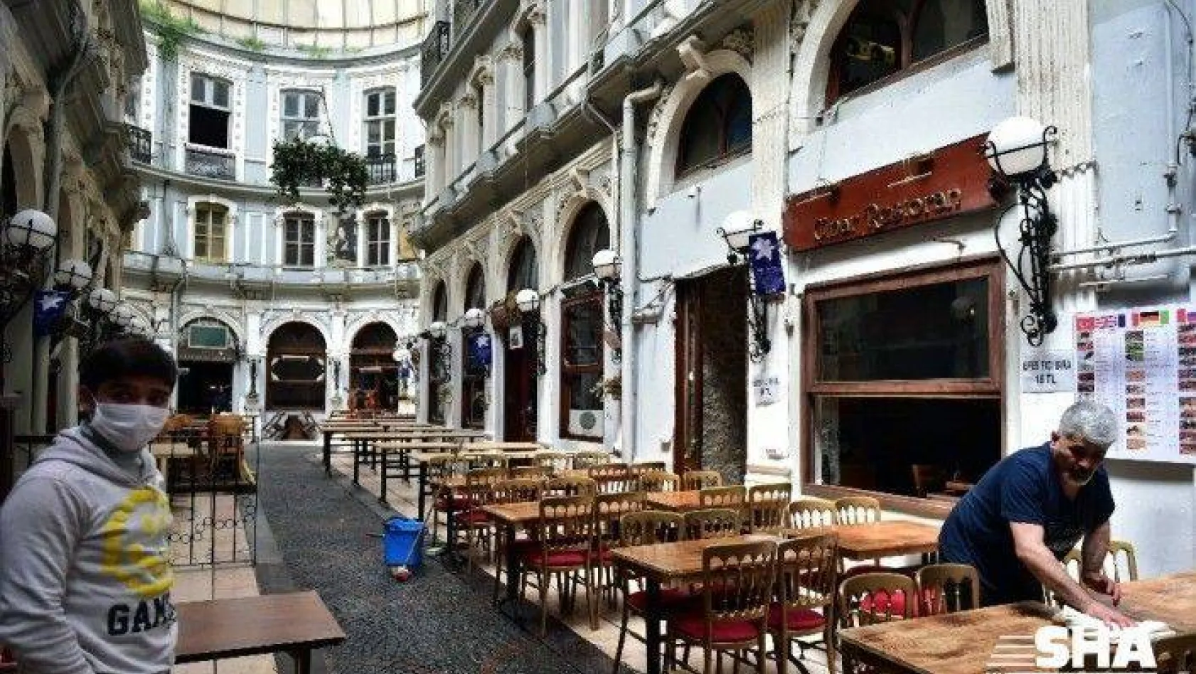 Taksim'de restoran ve kafeler yeni normale hazır