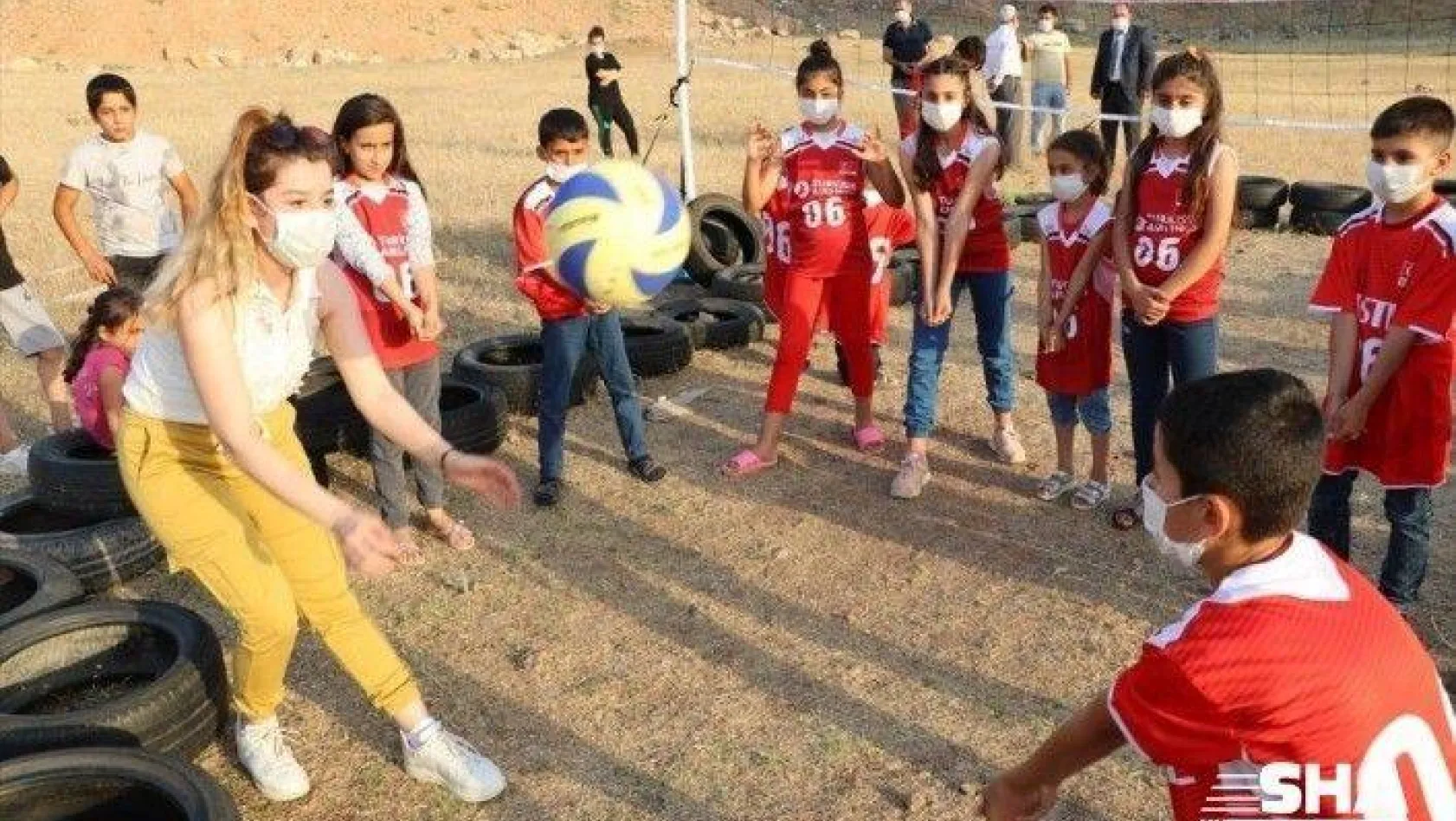 TVF'den Siirtli çocuklara voleybol seti ve forma