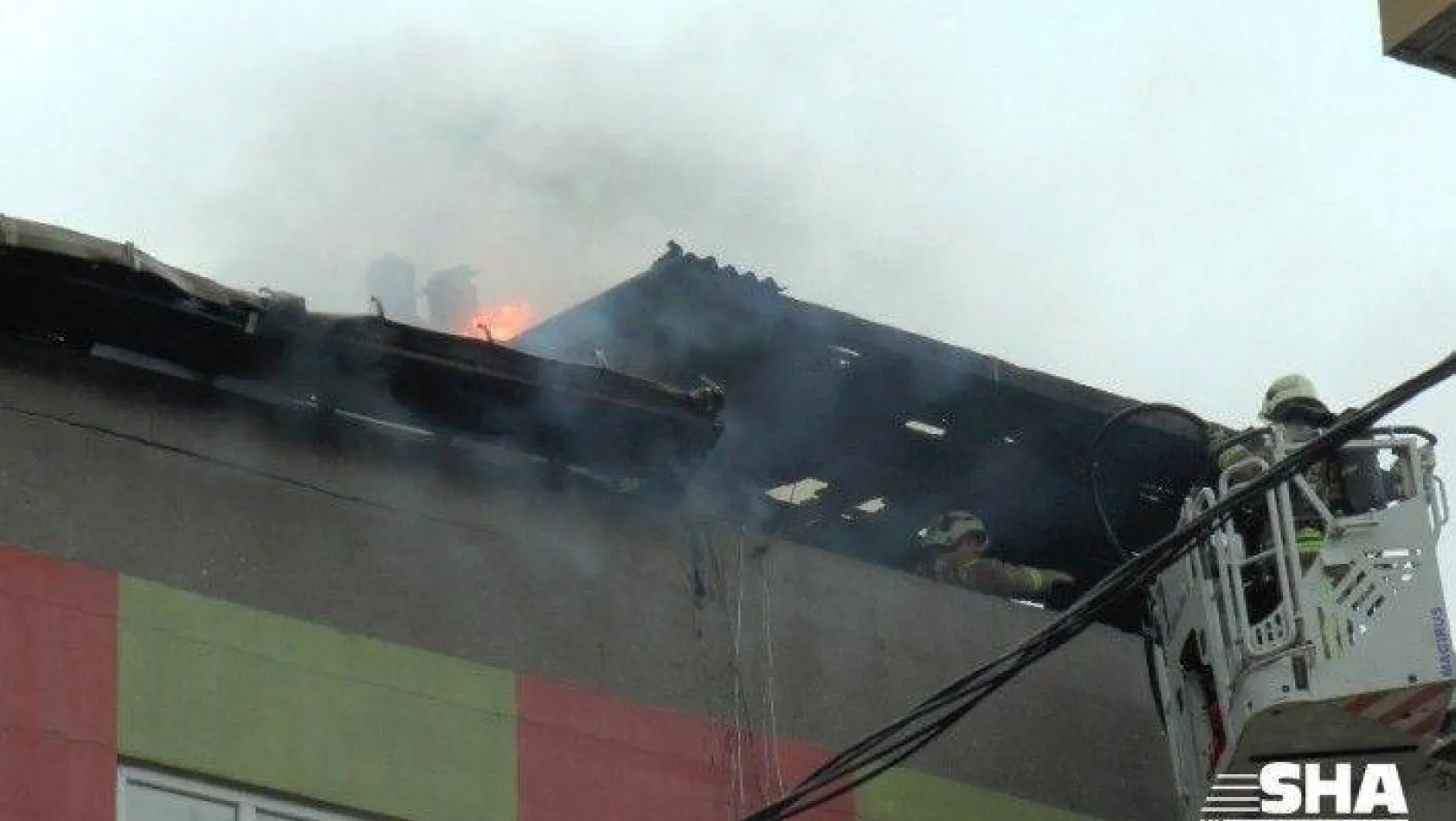 Ataşehir'de korkutan çatı yangını