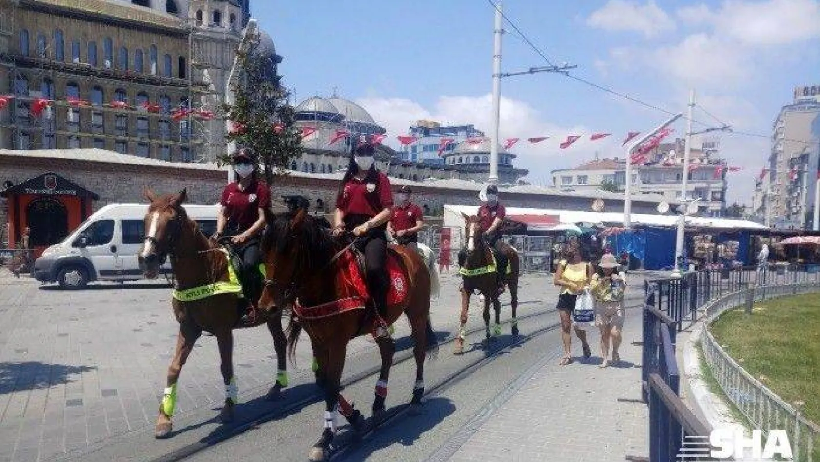 Atlı polislerden Taksim'de maske ve sosyal mesafe denetimi