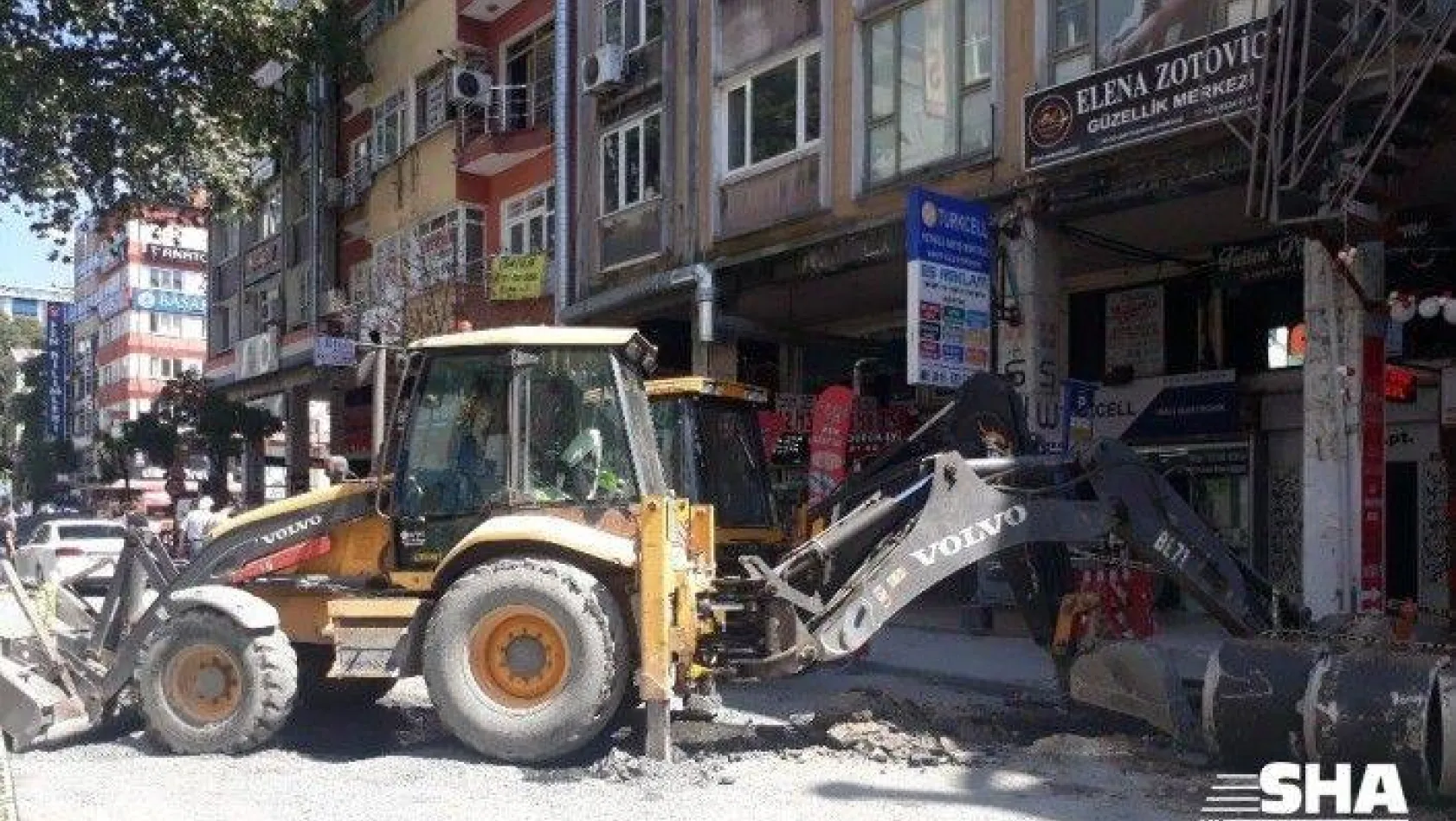 Bakırköy'de bir işçinin üzerine kepçe düştü