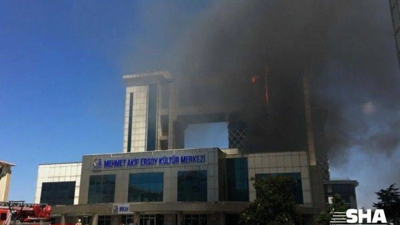 Bayrampaşa Mehmet Akif Ersoy Kültür Merkezinde korkutan yangın