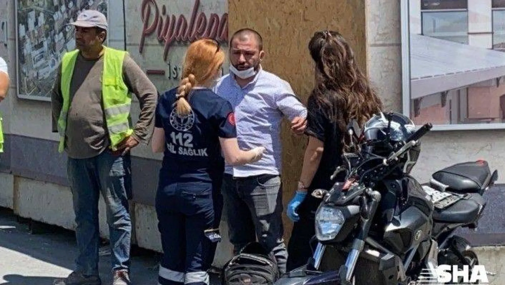 Beyoğlu'nda motosikletli sürücü otomobile çarptı: 2 yaralı