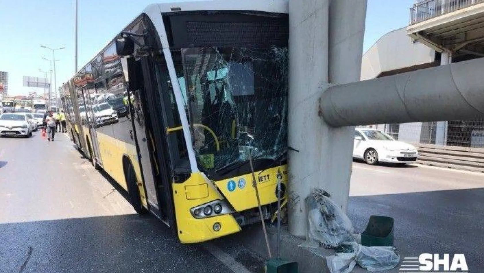 İETT otobüsü metrobüs köprüsüne çarptı: 19 yaralı