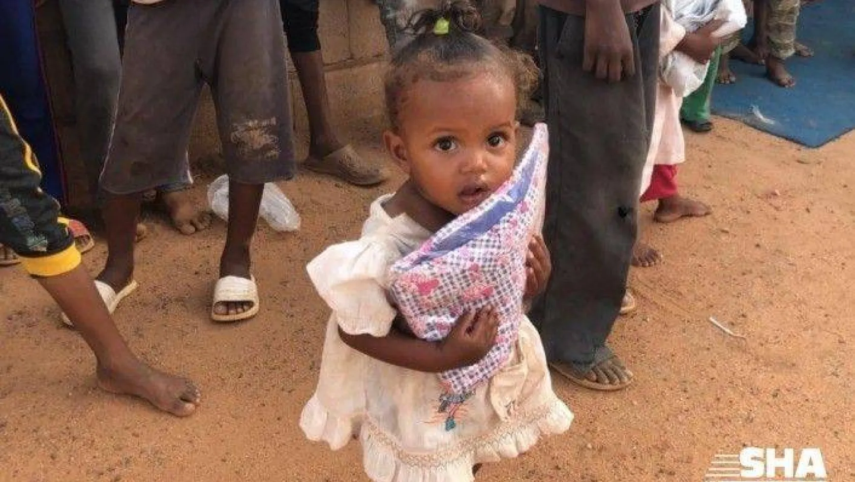 İhlas Vakfı Sudan'daki yetimlere bayramlık dağıttı