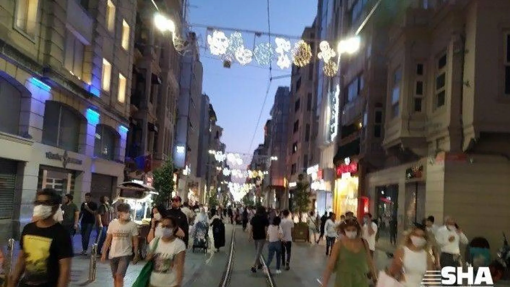 İstiklal Caddesi ve Taksim Meydanı'nda korona virüs tedbirleri unutuldu