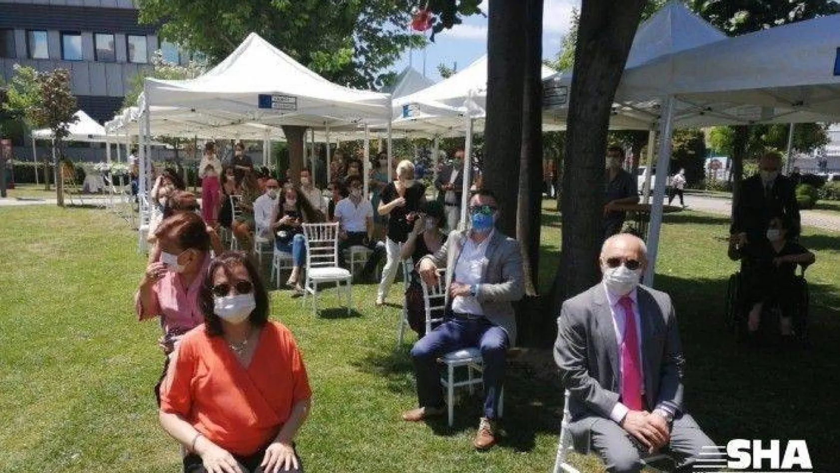 Kadıköy'de sosyal mesafeli 'açık hava nikahları' kıyılmaya başlandı