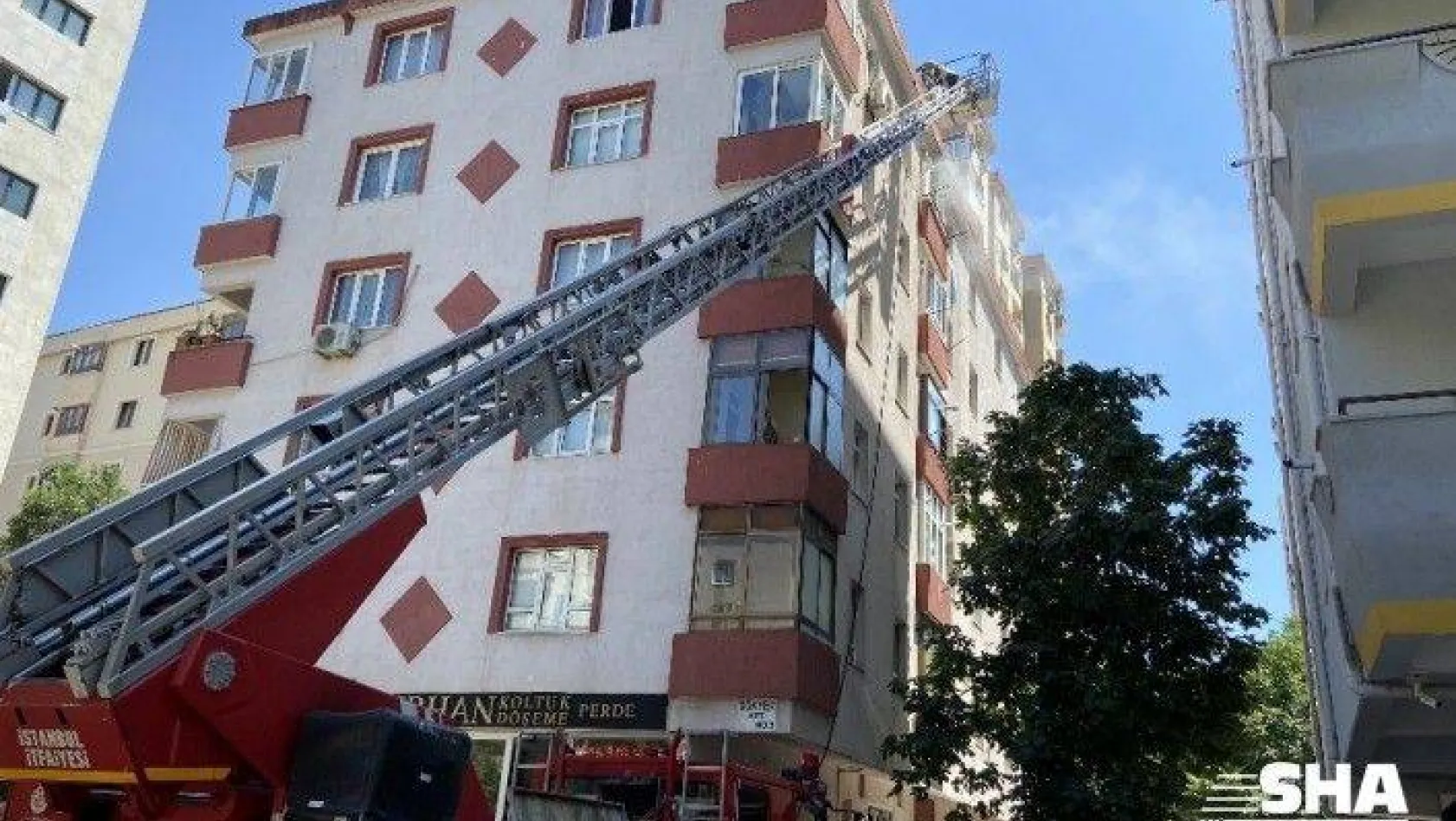 Kadıköy'de yangından bir bebek bir yaşlı vatandaş son anda kurtarıldı