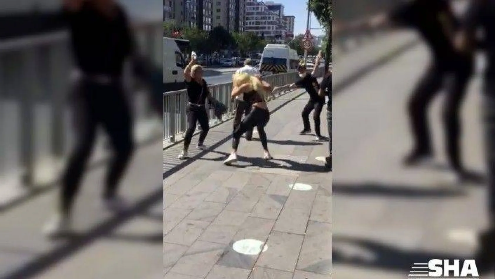 (ÖZEL) Dört kadın yol ortasında bir adamı tekme tokat dövdü
