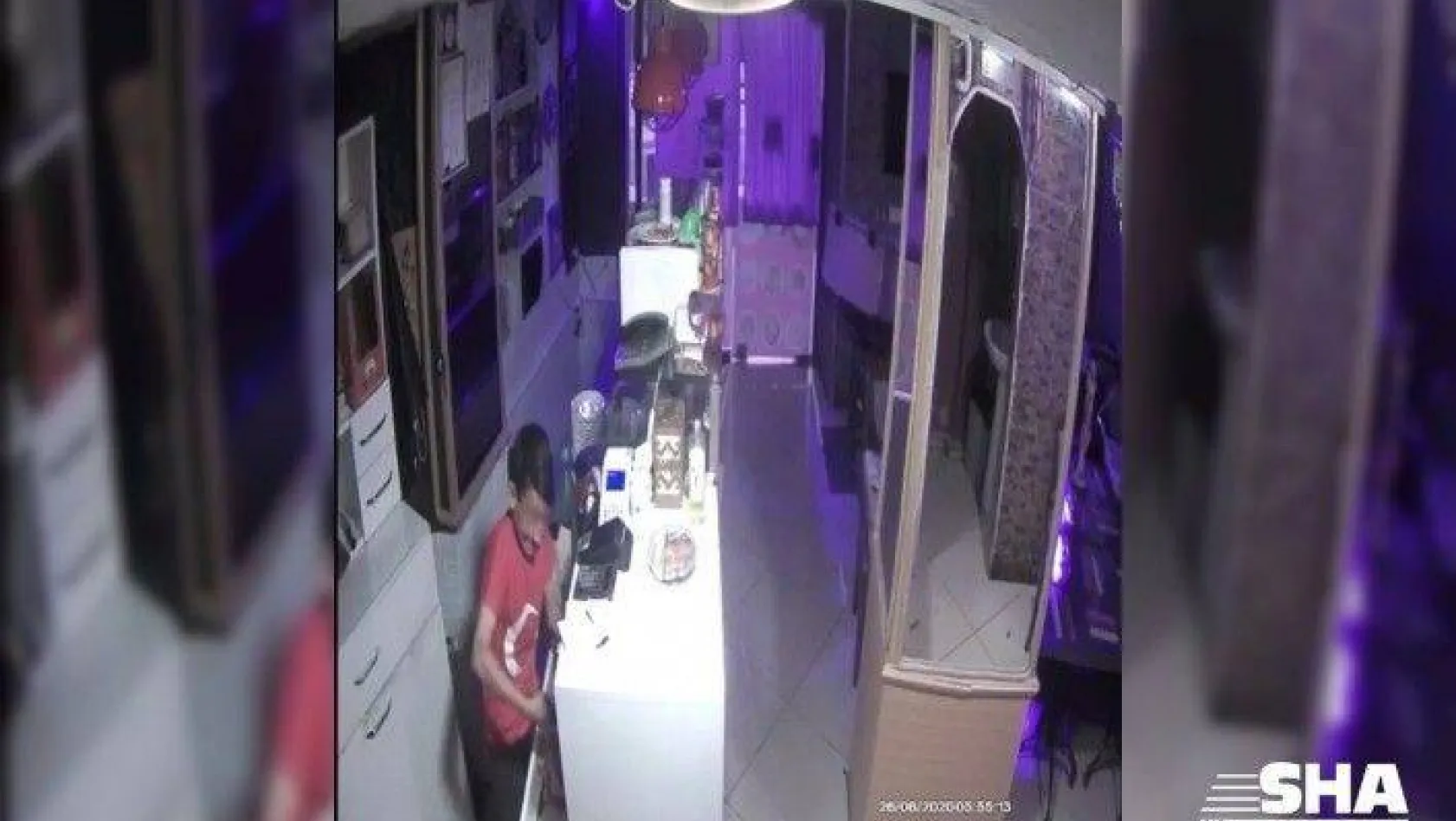 (Özel) İstanbul'da çocuk hırsızın lokantayı korkuyla soyduğu anlar kamerada