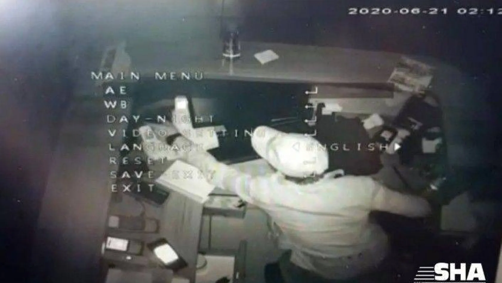 (Özel) İstanbul'da hırsızlık için girdiği iş yerinde 'portakal suyu' sıkan hırsız kamerada