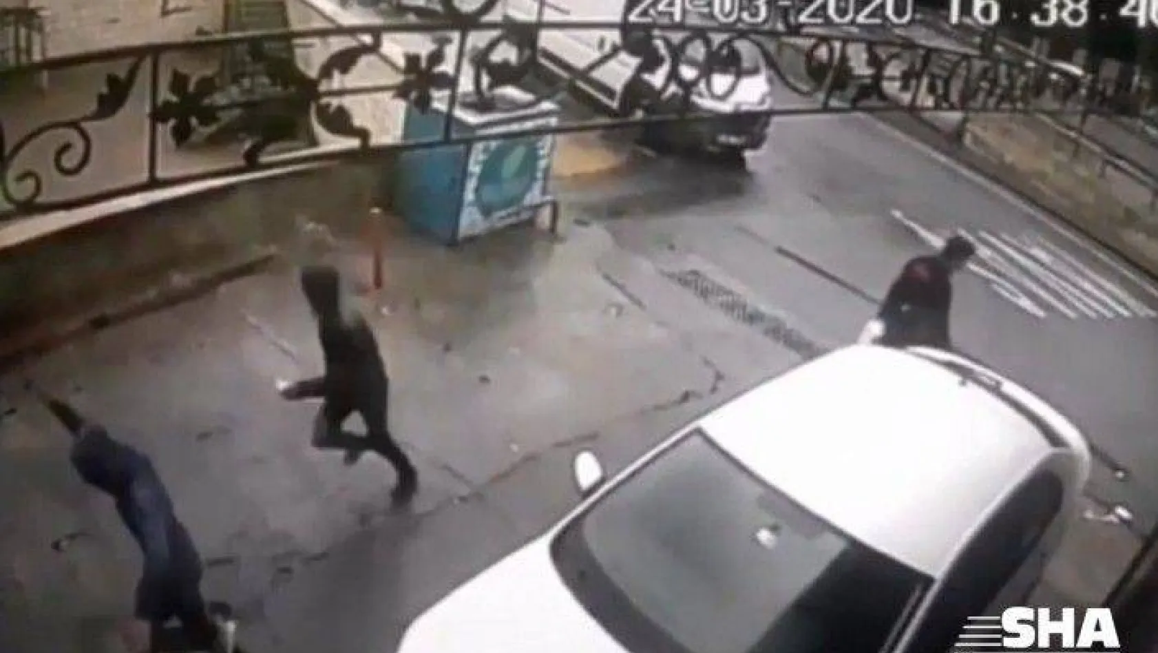 (Özel) İstanbul'un göbeğinde güpegündüz kapkaç dehşeti kamerada