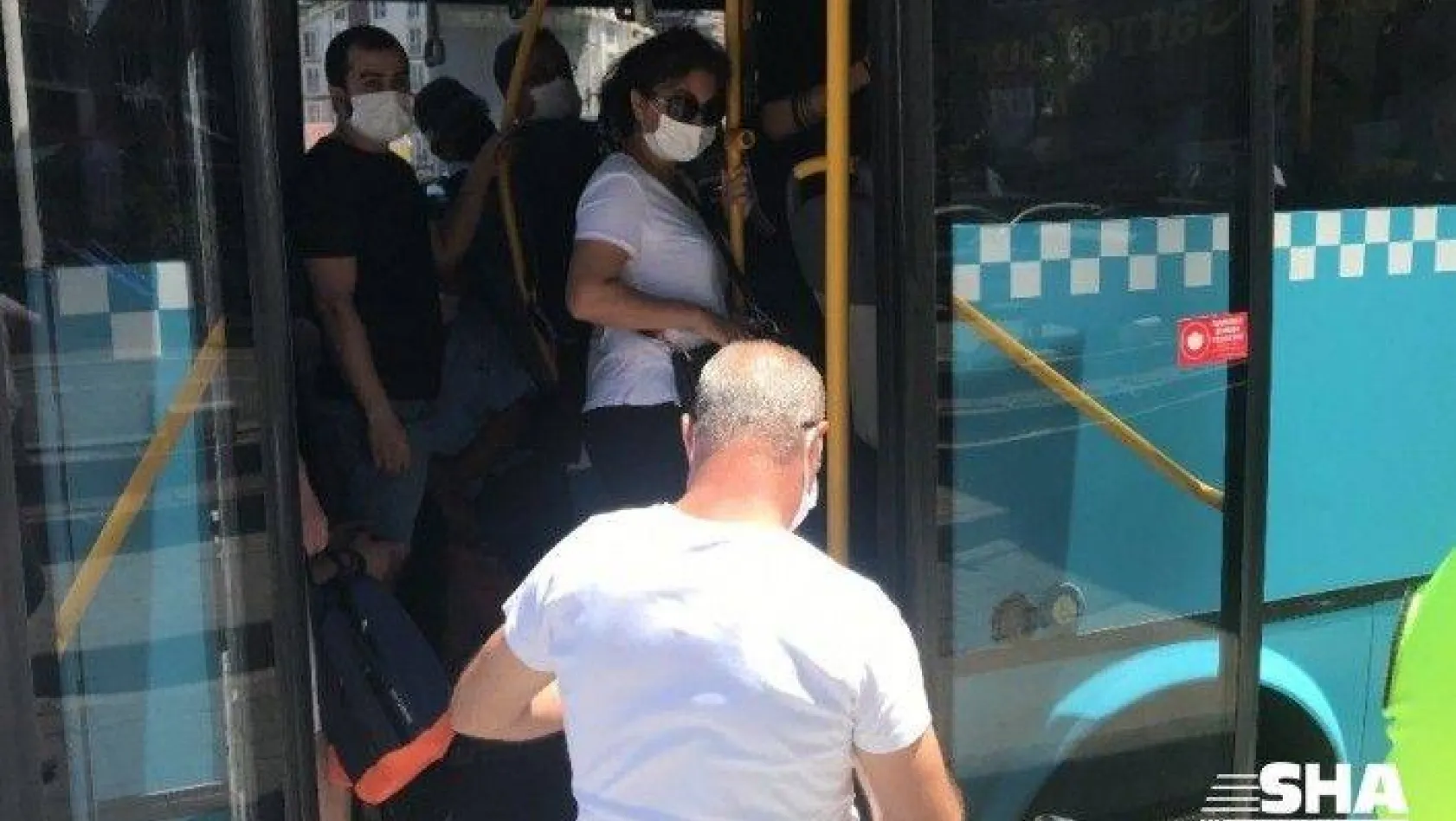 (Özel) Polisin durdurduğu tıka basa dolu otobüsten 48 yolcu çıktı