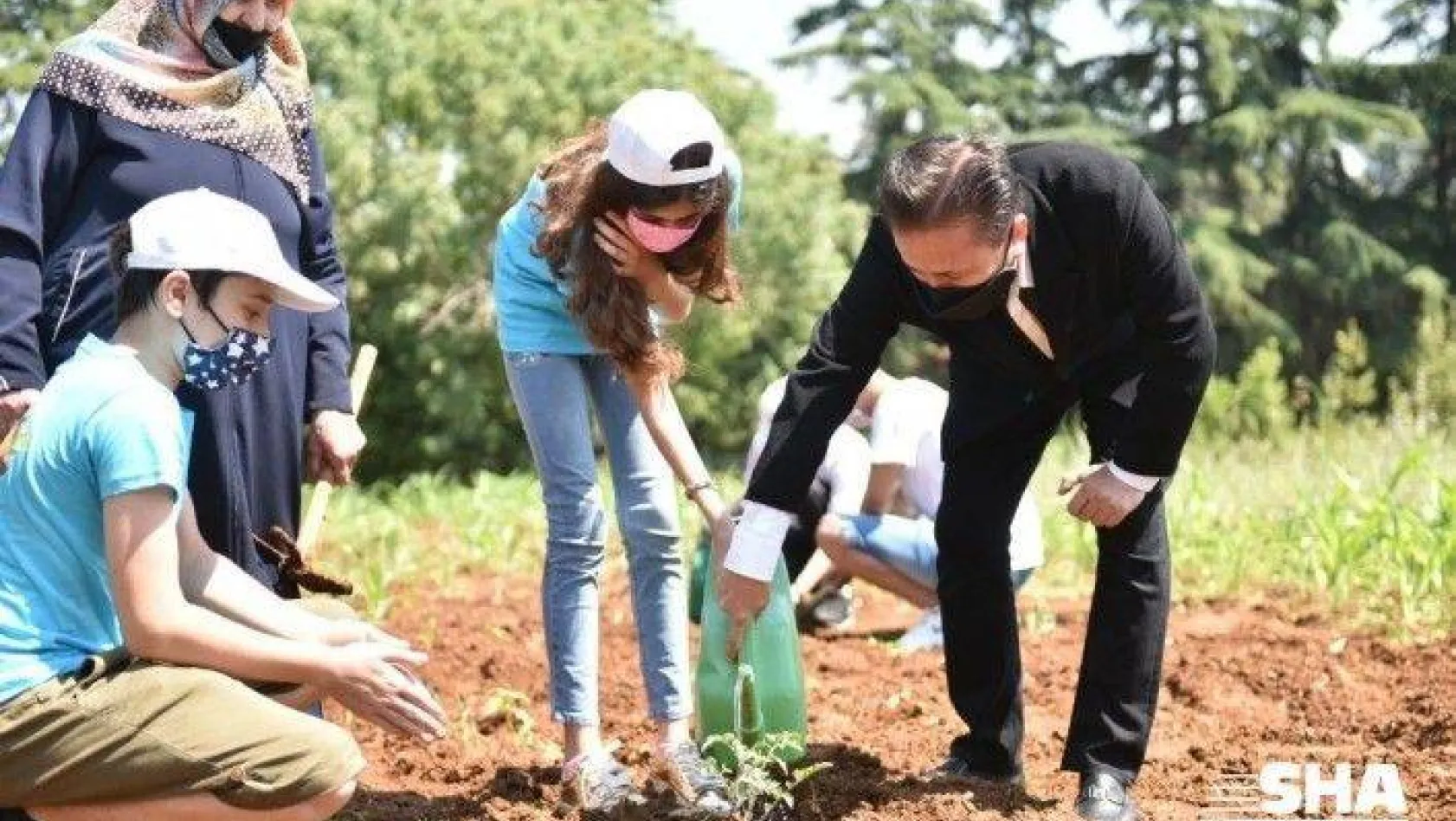 Tuzla'da gençler, her ihtiyaç sahibi için bir tohumu toprakla buluşturdu