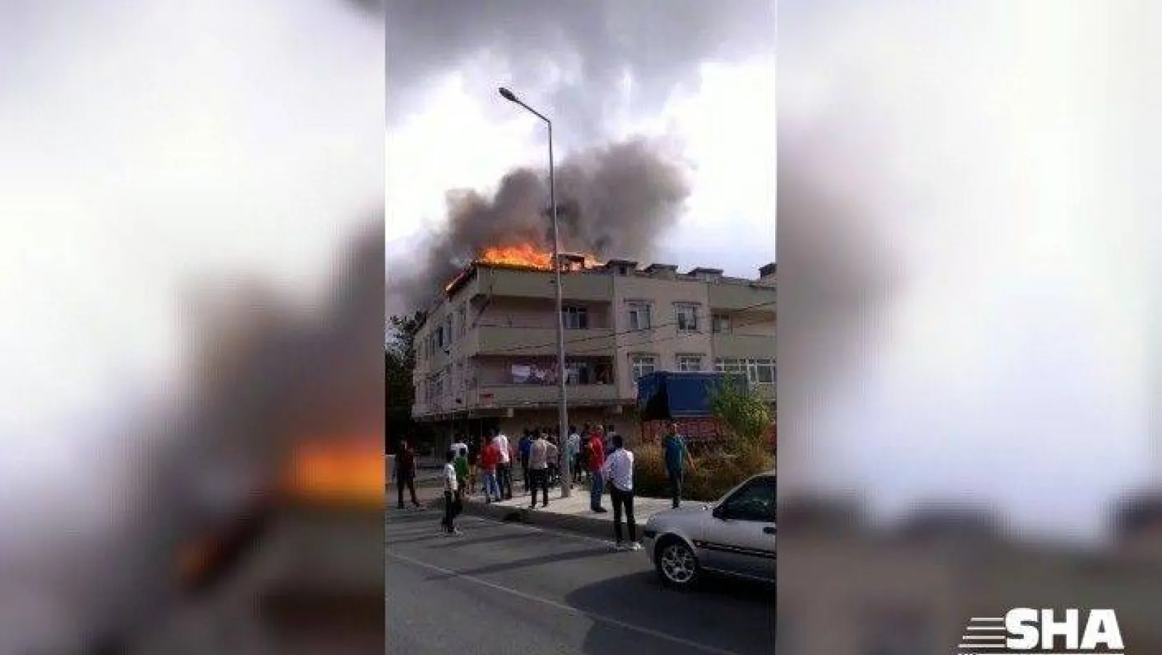 Arnavutköy'de mangaldan tutuşan çatı, alev alev yandı