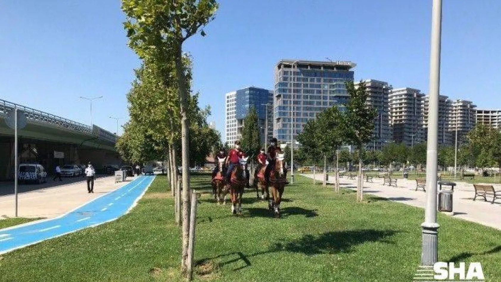 Atlı polislerden Bakırköy sahilinde maske denetimi