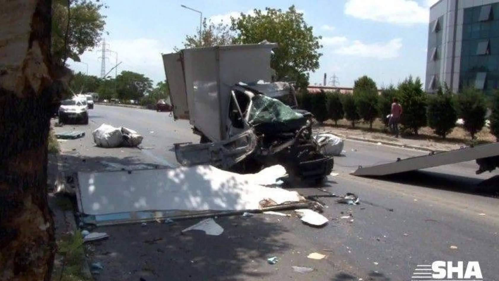Avcılar'da kamyon ve araba çarpıştı, kamyon parçalandı: 2 yaralı