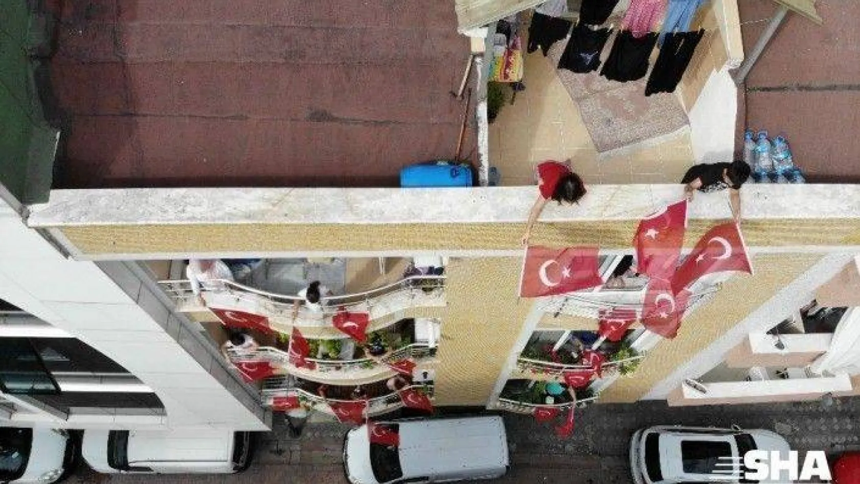 Bakan Selçuk çağrı yaptı, öğrenciler İstiklal Marşı'nı balkonlarda okudu