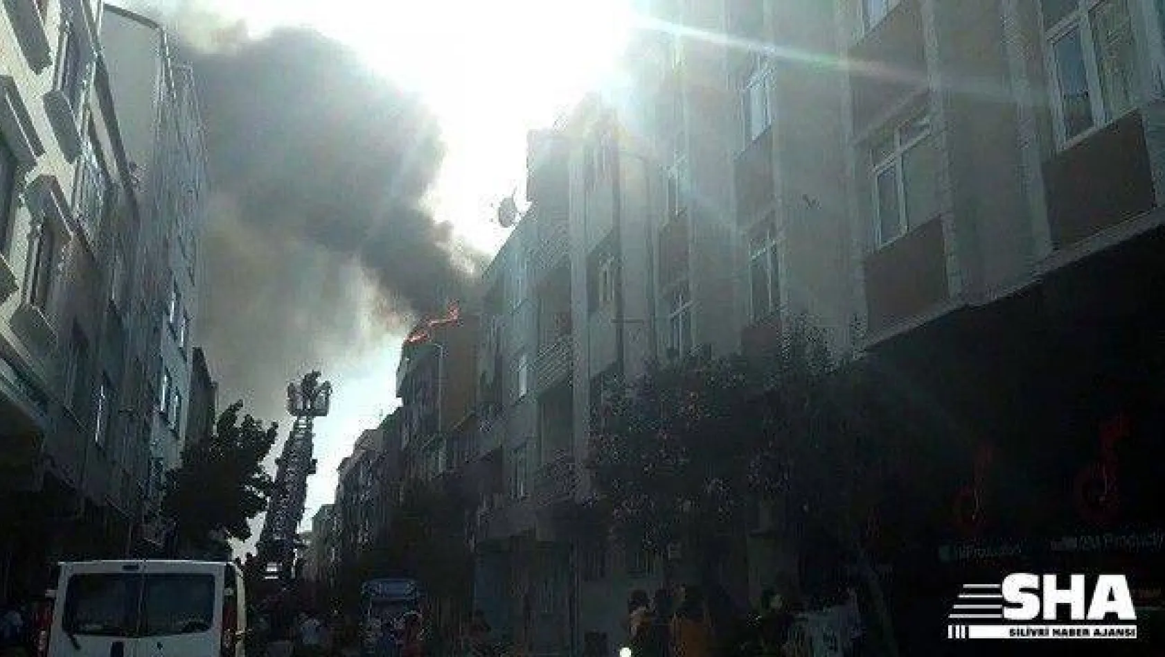 Bayrampaşa'da çatı yangını: 4 kişi dumandan etkilendi