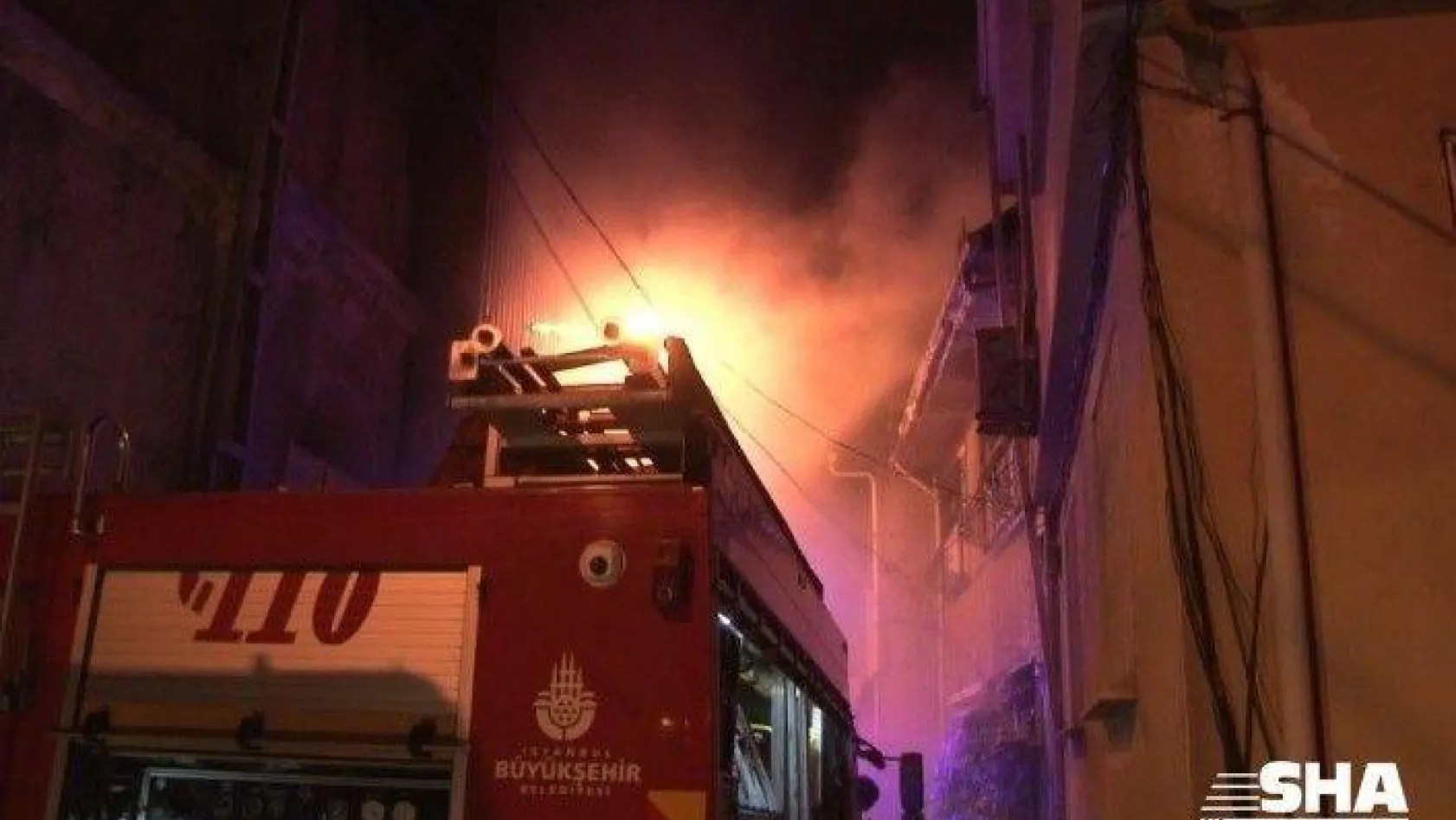 Beşiktaş'ta 4 katlı binanın çatı katında korkutan yangın