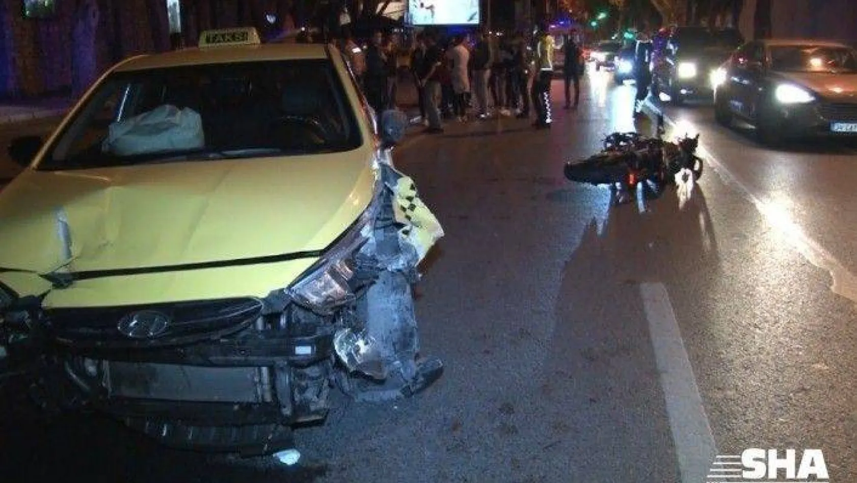 Beşiktaş'ta ticari taksi ve motosiklet kafa kafaya çarpıştı:1 yaralı