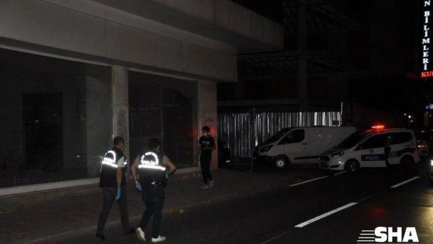 Çekmeköy'de Eğlence merkezinin önünde silahlı çatışma: 2 yaralı