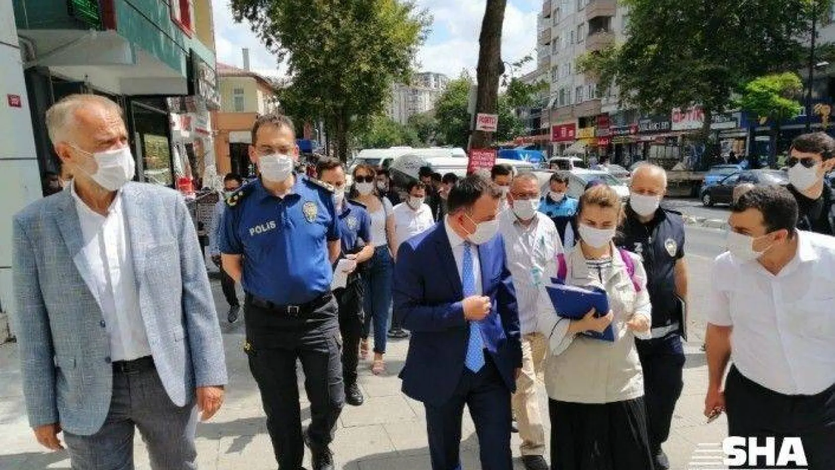Çekmeköy'de maske ve sosyal mesafeyi ilçe protokolü denetledi