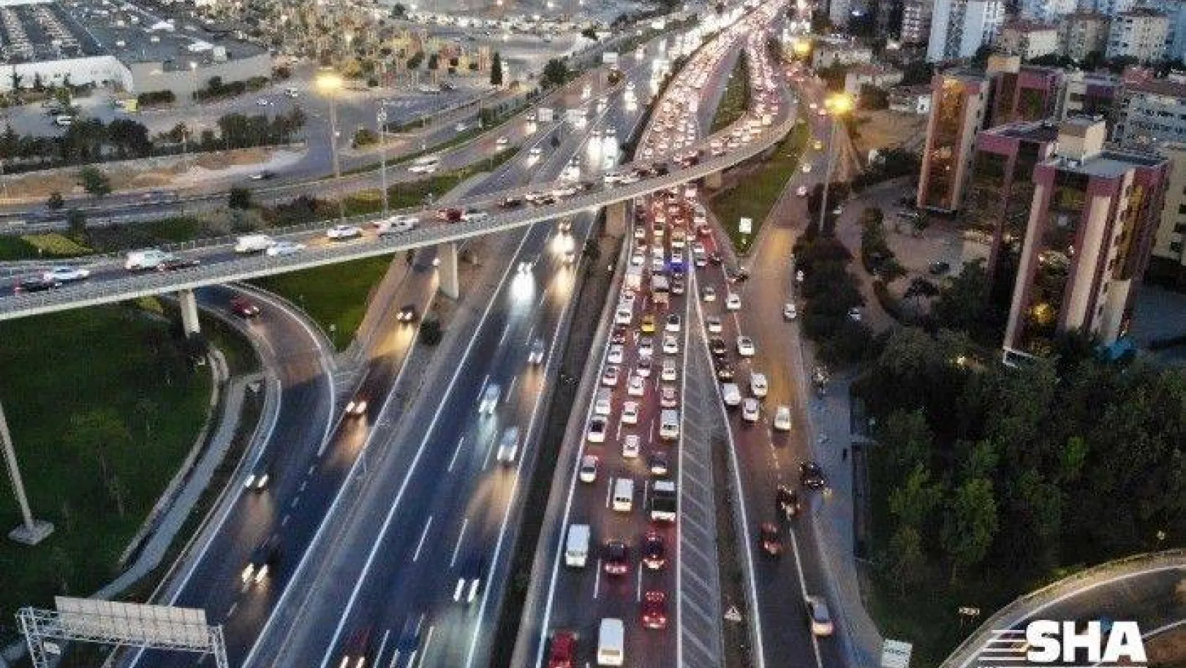 İstanbul'da trafik kilitlendi, yoğunluk yüzde 50'ye ulaştı