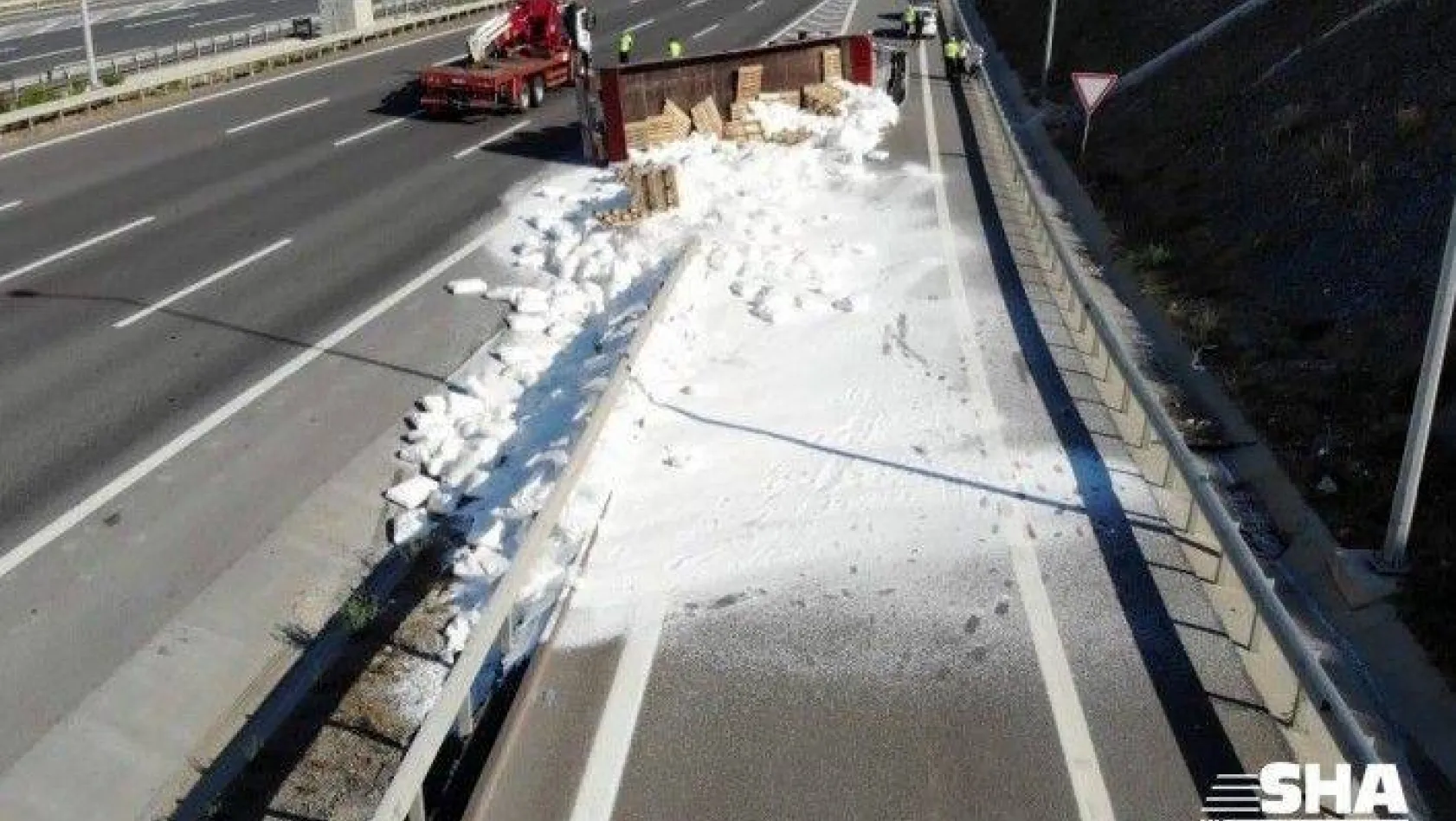 Kuzey Marmara Otoyolu'nda tır devrildi, plastik hammaddeleri yola saçıldı