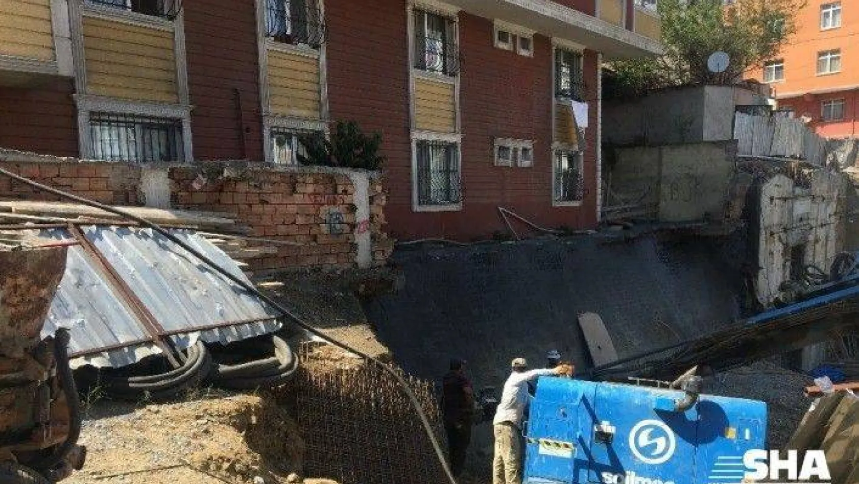 (Özel) Gaziosmanpaşa'da toprak kayması nedeniyle boşaltılan binanın sağlam olduğu tespit edildi