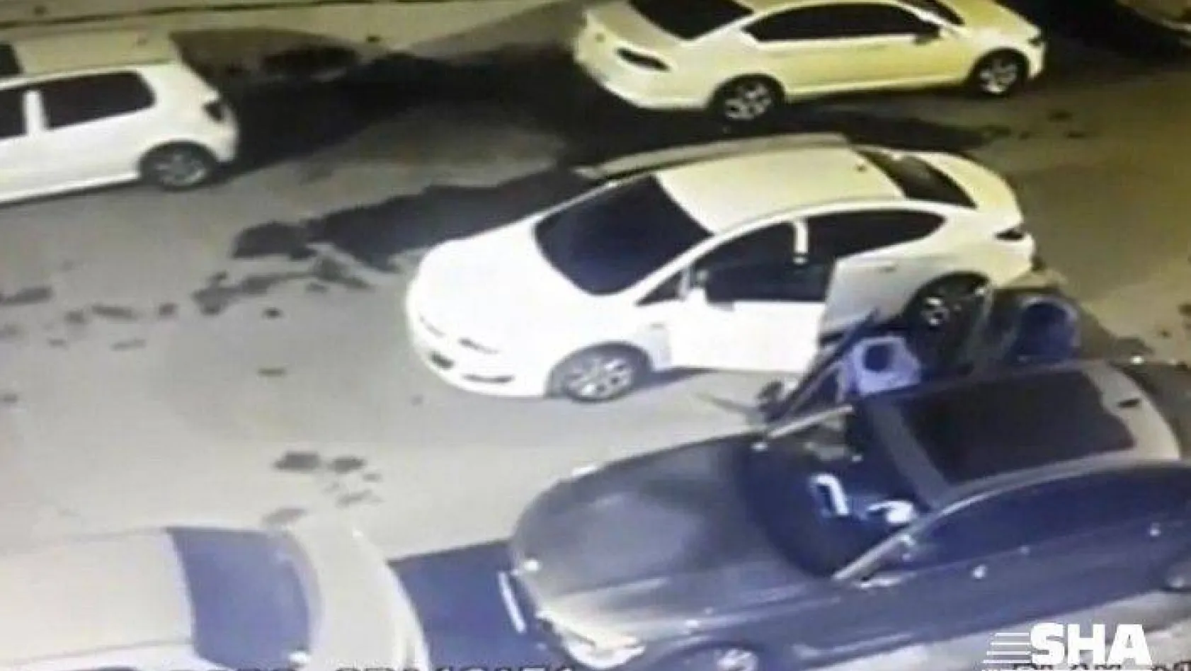 (Özel) Kağıthane'de maskeli hırsızlar park halindeki aracın teybini çaldı