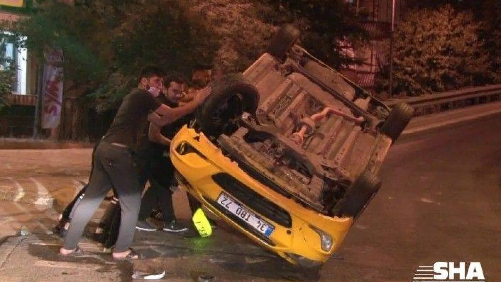 (Özel) Ümraniye'de taksi takla attı: 1 yaralı