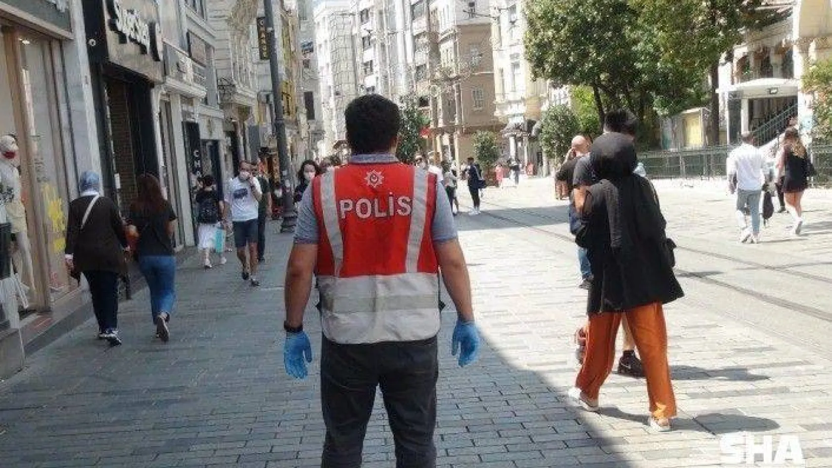 (Özel) Vakalar artarken Taksim'de maske yine unutuldu