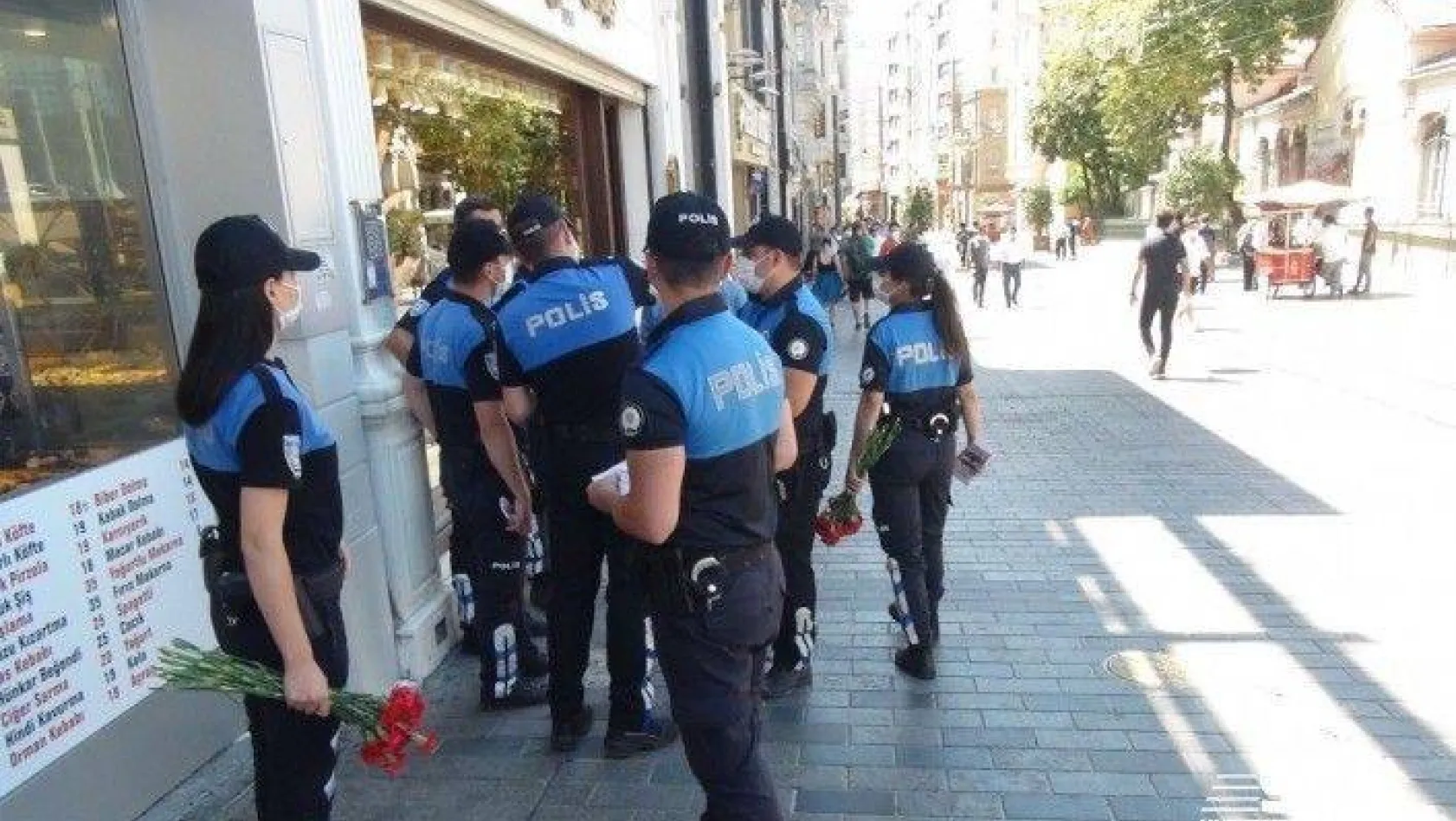 Polisler İstiklal Caddesi'nde KADES'i tanıttı