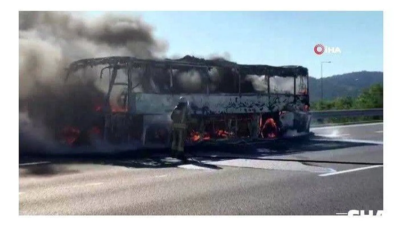Seyir halindeki  otobüs  alev alev yandı... 19 yolcu son anda kurtuldu
