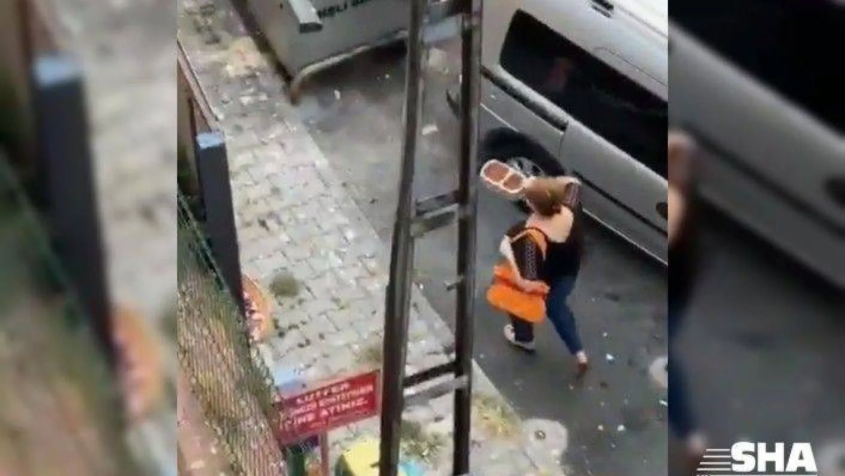Şişli'de kadınların mama kavgası kamerada