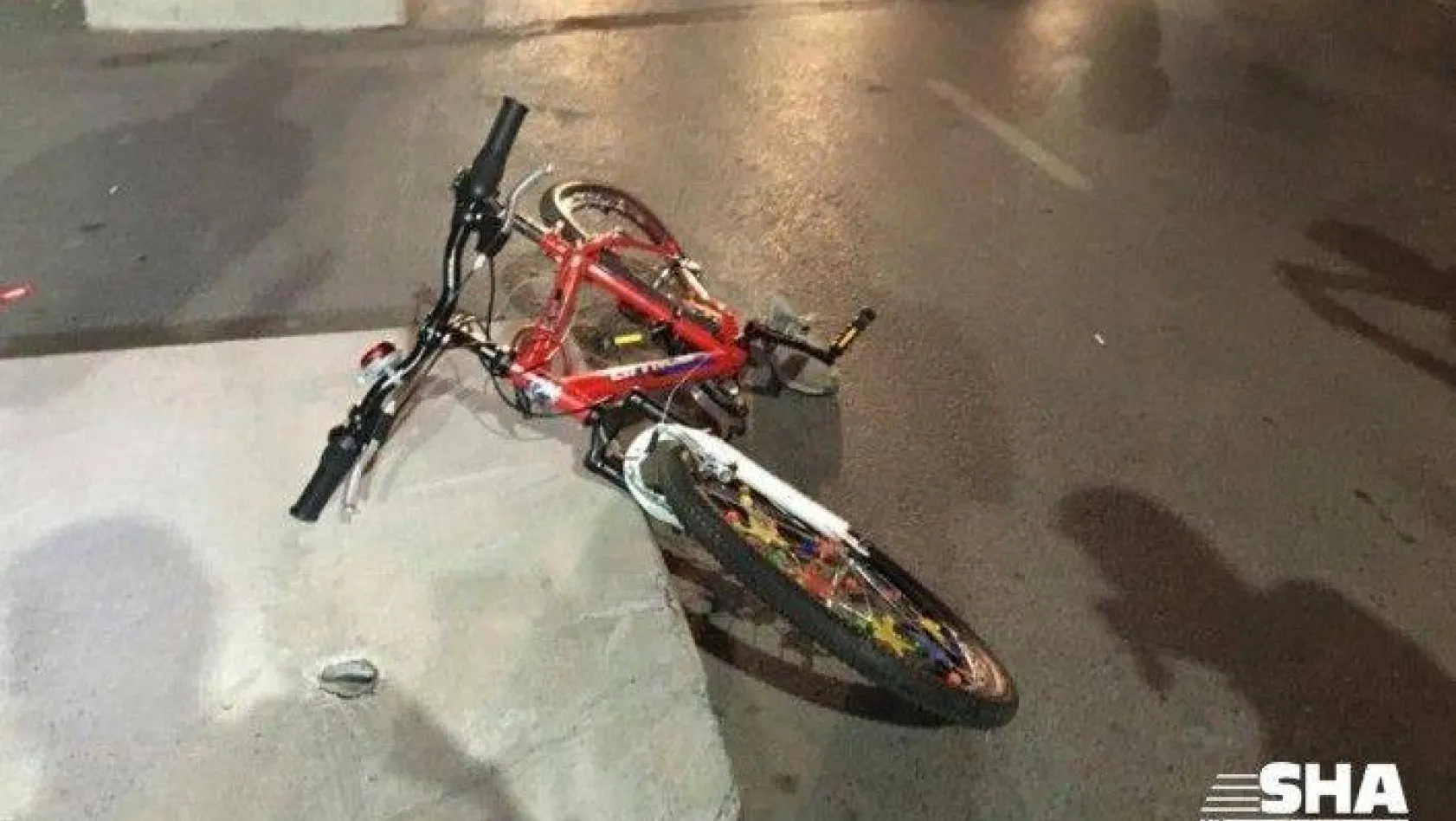Sultangazi'de otomobil bisikletli çocuğa böyle çarptı: 2'si ağır 7 yaralı