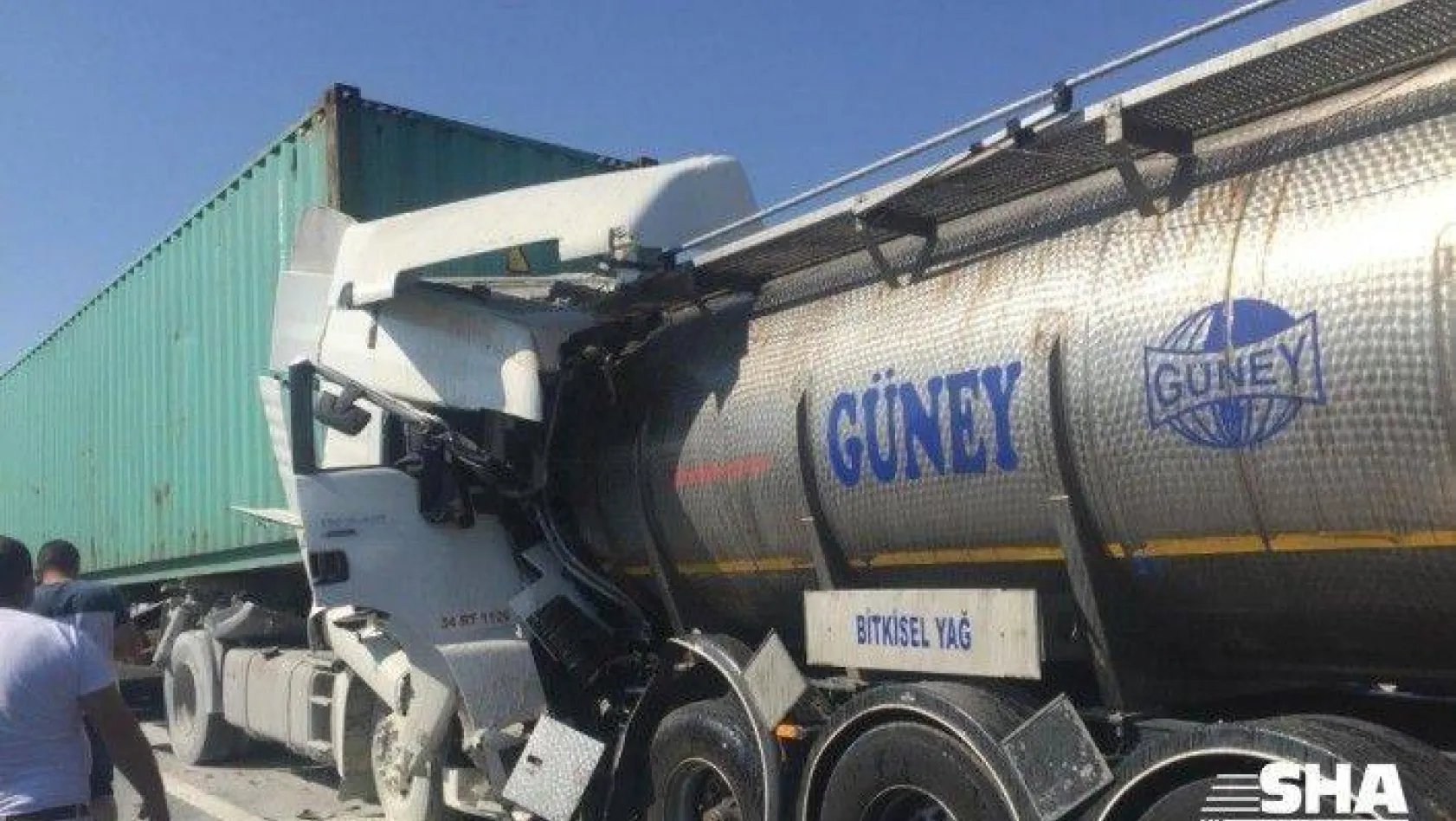 TEM'de tırla kamyon çarpıştı: 1 ölü