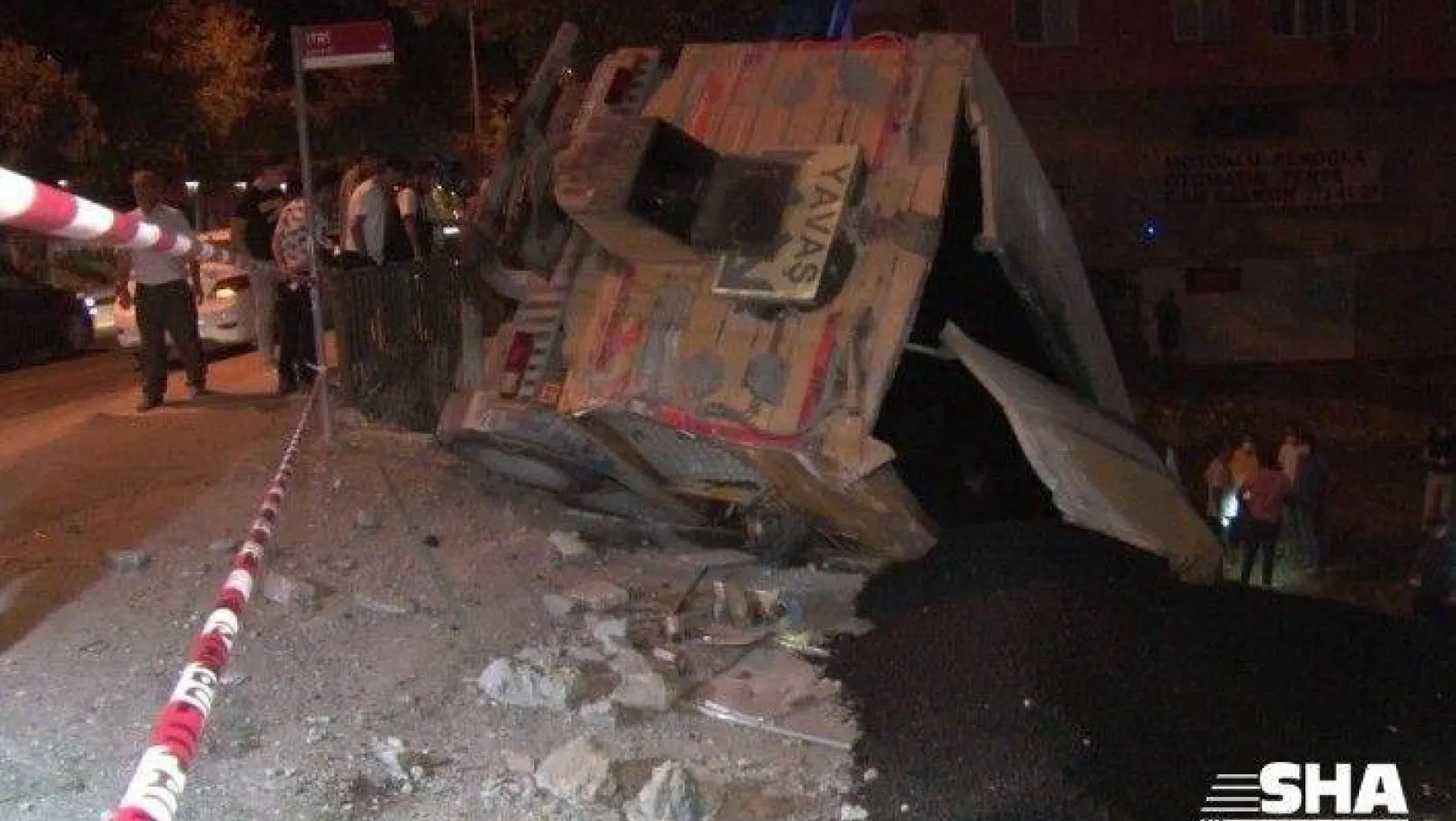 Ümraniye'de kamyon devrildi: 1 yaralı