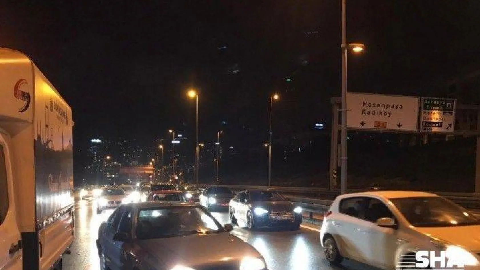 Üsküdar'da Otomobil hafif ticari araca arkadan çarptı: 3 yaralı