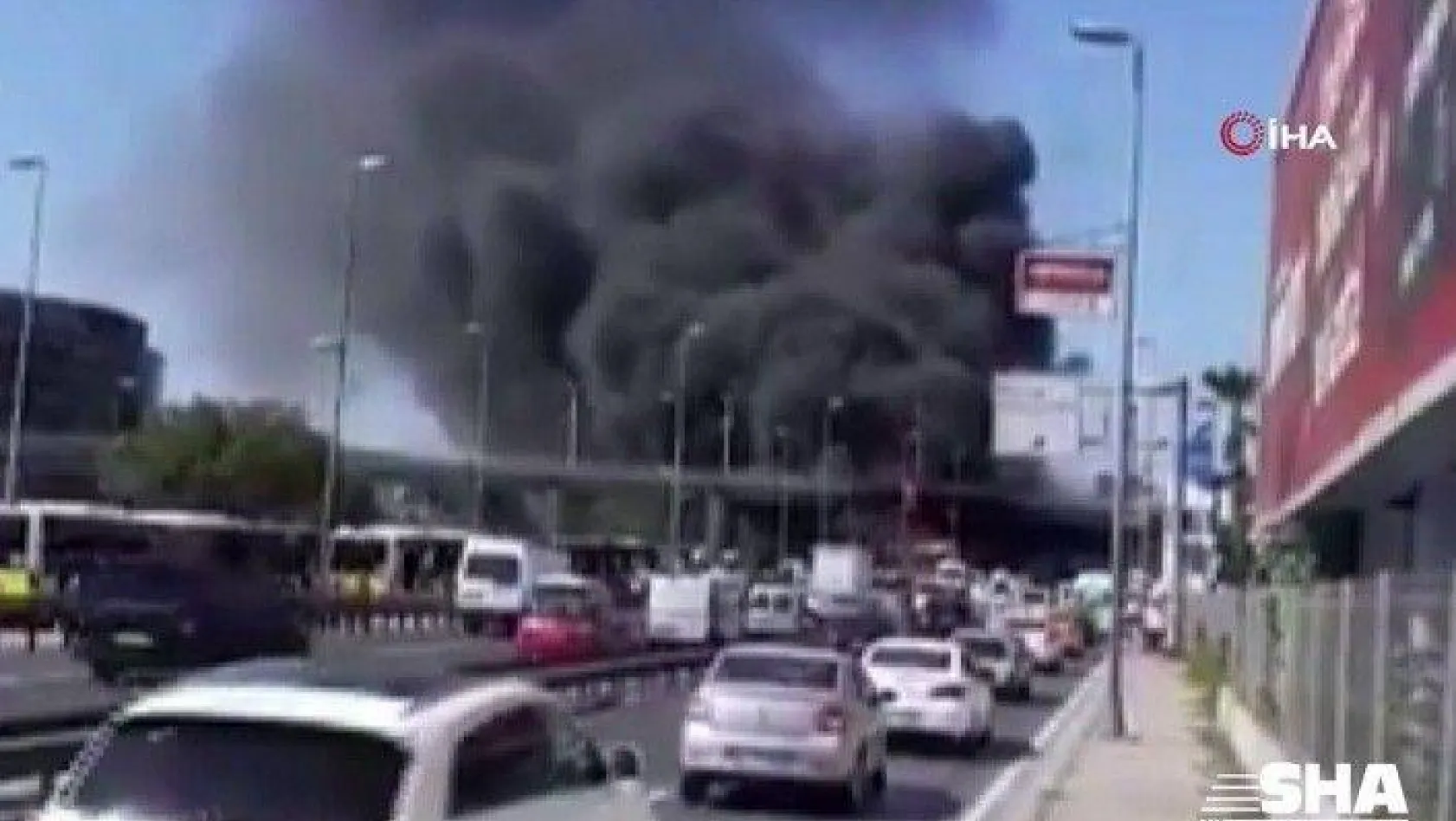 Zeytinburnu'da bir metrobüste yangın çıktı. Yangın nedeniyle olay yerine çok sayıda itfaiye ekibi sevk edildi. Yangından çıkan dumanlar kilometrelerce uzaklıktan göründü.