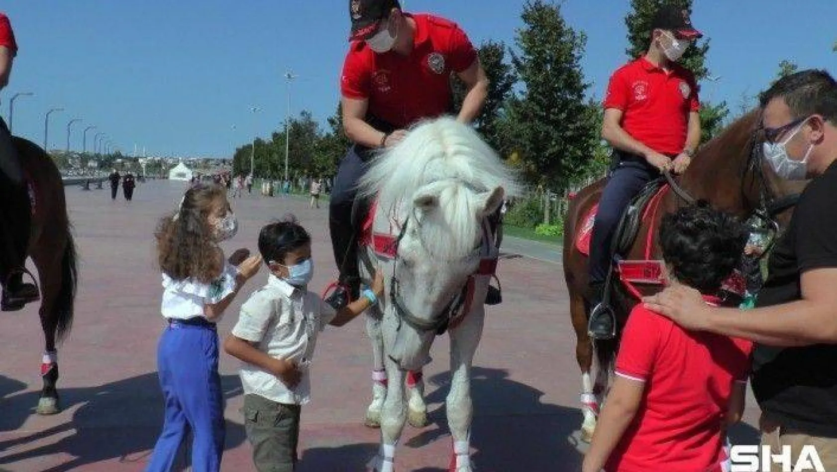Atlı polislere çocuklardan yoğun ilgi