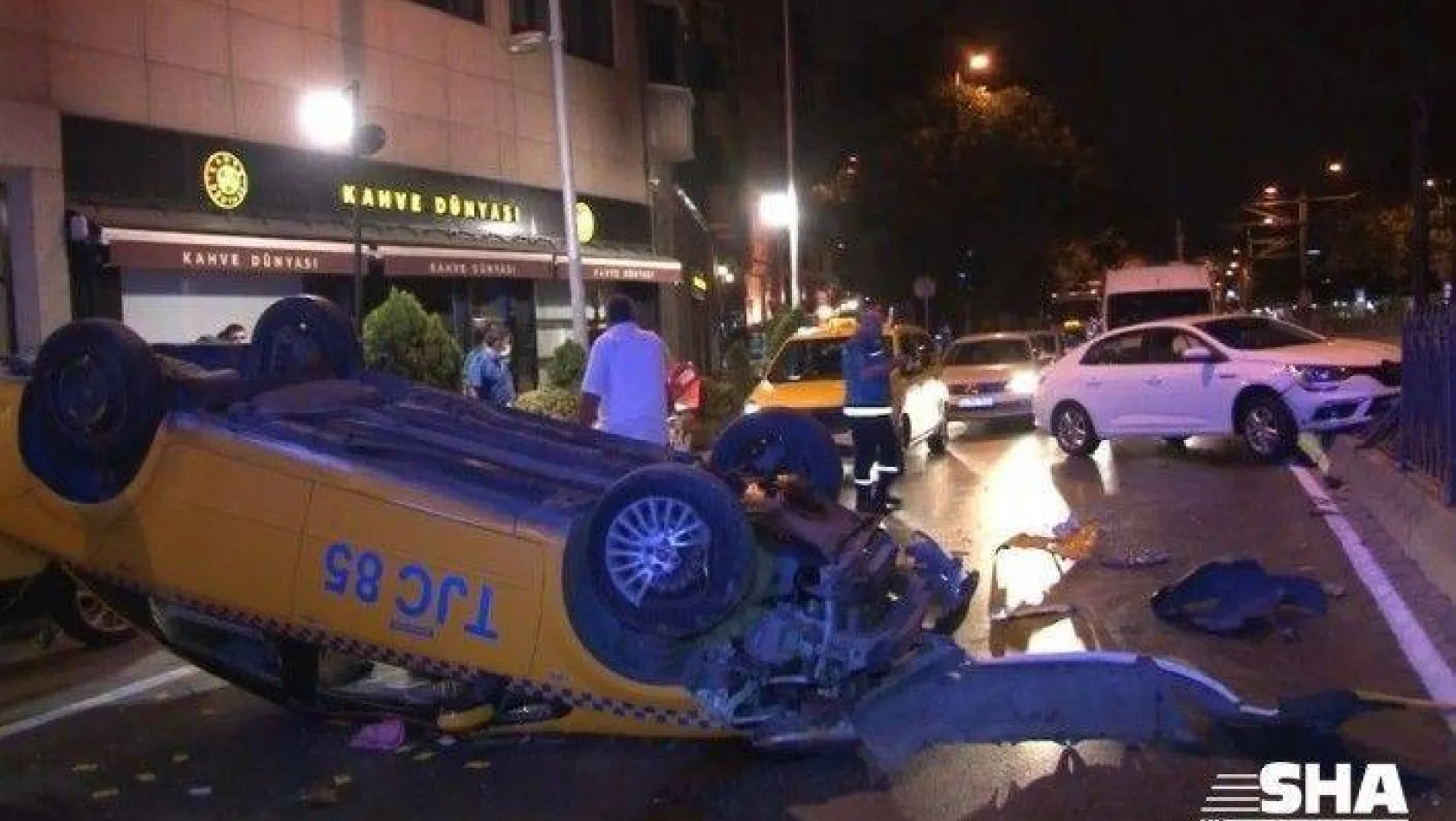 Beşiktaş'ta trafik kazasında ticari taksi takla attı:2 yaralı