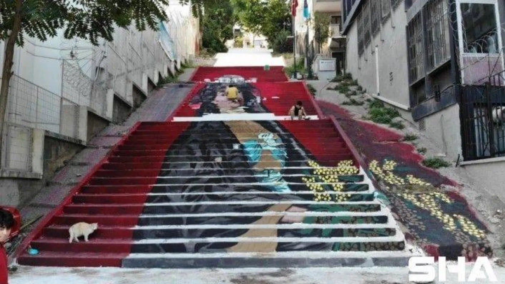 Beyoğlu'nun kullanılmayan merdivenleri sanatla buluştu
