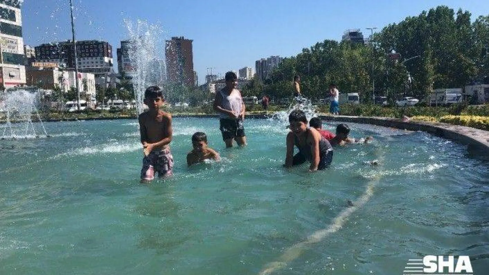 Esenyurt'ta çocukların süs havuzunda tehlikeli oyunu